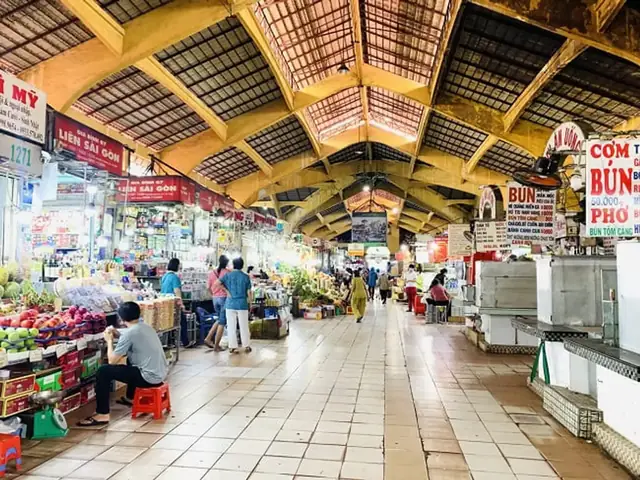 Hình Ảnh Bên Trong Chợ Bến Thành: Khám Phá Không Gian & Ẩm Thực