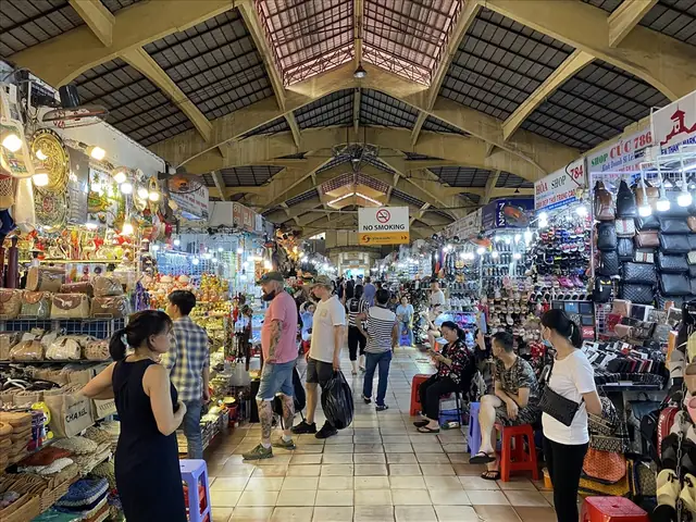 Hình Ảnh Bên Trong Chợ Bến Thành: Khám Phá Không Gian & Ẩm Thực