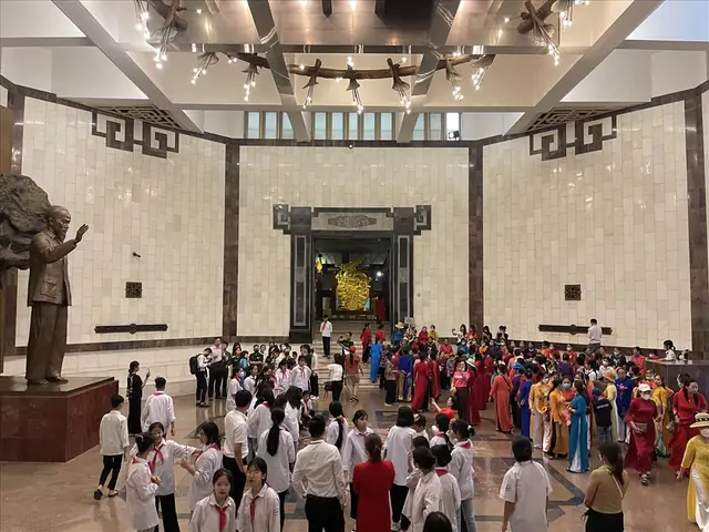 Khám Phá Lăng Chủ Tịch Hồ Chí Minh: Lịch Sử, Kiến Trúc & Hướng Dẫn Thăm Khám Phá Lăng Chủ Tịch Hồ Chí Minh: Lịch Sử, Kiến Trúc & Hướng Dẫn Thăm