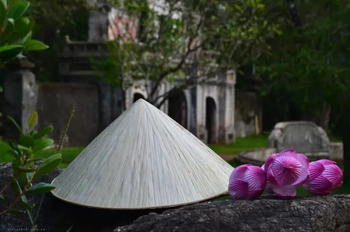 Chiếc Nón Lá Bài Thơ Lớn Nhất Việt Nam: Tinh Hoa Văn Hóa Huế Được Gìn Giữ Trong Từng Chiếc Lá