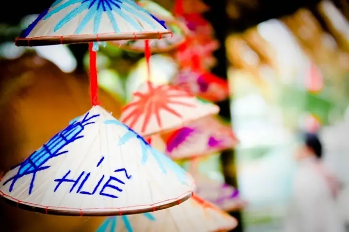 Chiếc Nón Lá Bài Thơ Lớn Nhất Việt Nam: Tinh Hoa Văn Hóa Huế Được Gìn Giữ Trong Từng Chiếc Lá