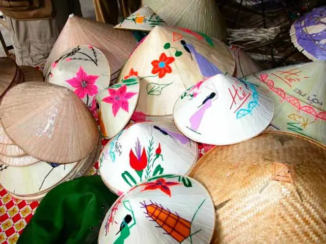 Chiếc Nón Lá Bài Thơ Lớn Nhất Việt Nam: Tinh Hoa Văn Hóa Huế Được Gìn Giữ Trong Từng Chiếc Lá