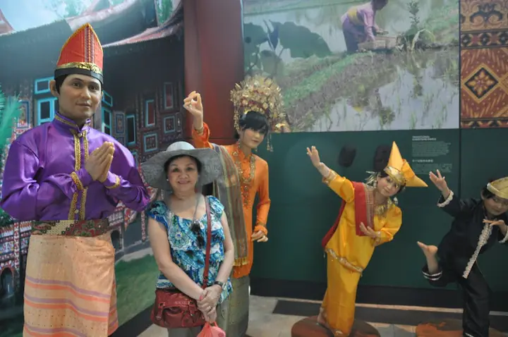 Con Đường Tơ Lụa Và Trịnh Hòa: Hành Trình Làm Chủ Biển Của Nhà Hàng Hải Vĩ Đại
