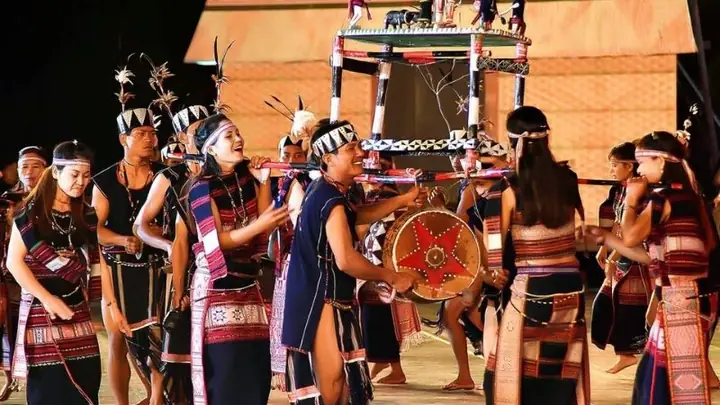 Hình Ảnh Lễ Hội Cồng Chiêng Tây Nguyên: Di Sản Âm Thanh Và Sắc Màu Hình Ảnh Lễ Hội Cồng Chiêng Tây Nguyên: Di Sản Âm Thanh Và Sắc Màu