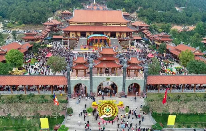 Hình Ảnh Chùa Ba Vàng Đẹp Nhất: Góc Chụp Và Bí Quyết Vàng Hình Ảnh Chùa Ba Vàng Đẹp Nhất: Góc Chụp Và Bí Quyết Vàng