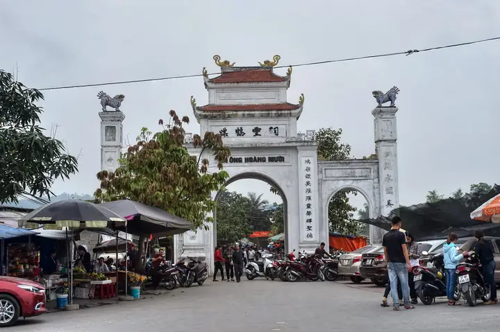 Lễ Hội Đền Ông Hoàng Mười: Trải Nghiệm Thực Tế Và Những Điều Cần Lưu Ý Lễ Hội Đền Ông Hoàng Mười: Trải Nghiệm Thực Tế Và Những Điều Cần Lưu Ý