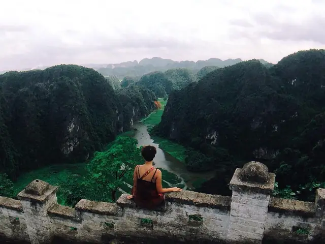 Cẩm Nang Du Lịch Tràng An Ninh Bình: Khám Phá Vịnh Hạ Long Trên Cạn Cẩm Nang Du Lịch Tràng An Ninh Bình: Khám Phá Vịnh Hạ Long Trên Cạn