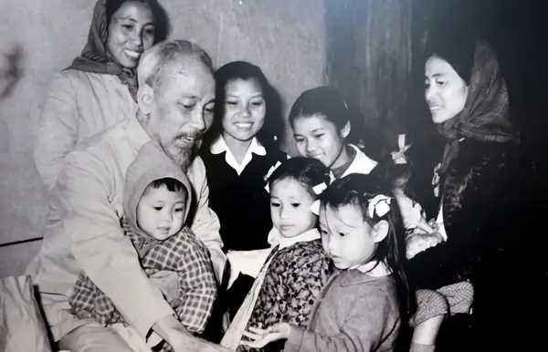 Hình Ảnh Gia Đình Bác Hồ: Những Khoảnh Khắc Lịch Sử Và Ý Nghĩa Hình Ảnh Gia Đình Bác Hồ: Những Khoảnh Khắc Lịch Sử Và Ý Nghĩa