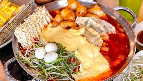 Cẩm Nang Tokbokki Và Kimbap: Món Ăn Hàn Quốc Không Thể Bỏ Qua Cẩm Nang Tokbokki Và Kimbap: Món Ăn Hàn Quốc Không Thể Bỏ Qua