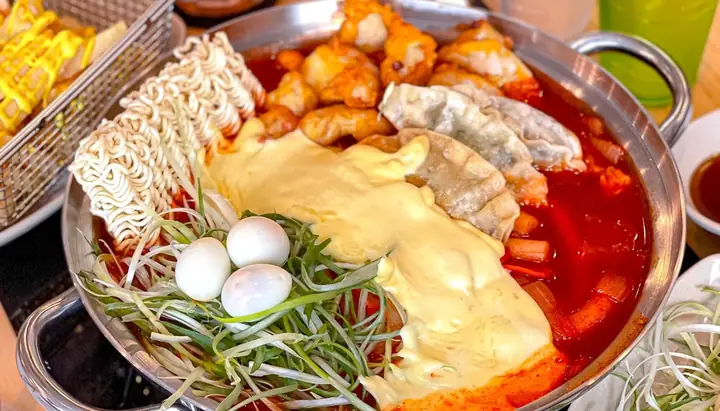 Cẩm Nang Tokbokki Và Kimbap: Món Ăn Hàn Quốc Không Thể Bỏ Qua Cẩm Nang Tokbokki Và Kimbap: Món Ăn Hàn Quốc Không Thể Bỏ Qua