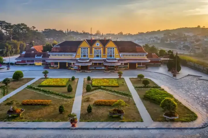 Hình Ảnh Nhà Ga Đà Lạt: Biểu Tượng Kiến Trúc Cổ Kính Trọn Vẹn Dưới Góc Nhìn Hiện Đại