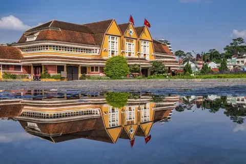 Hình Ảnh Nhà Ga Đà Lạt: Biểu Tượng Kiến Trúc Cổ Kính Trọn Vẹn Dưới Góc Nhìn Hiện Đại