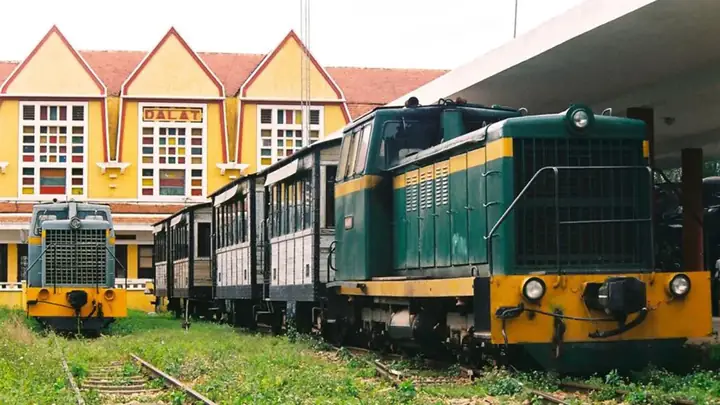 Hình Ảnh Nhà Ga Đà Lạt: Biểu Tượng Kiến Trúc Cổ Kính Trọn Vẹn Dưới Góc Nhìn Hiện Đại