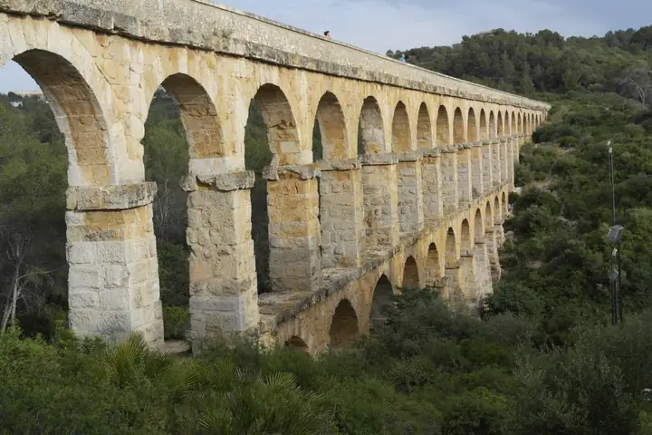 Cẩm Nang Ống Dẫn Nước La Mã Tarragona: Khám Phá Kỳ Tích Cổ Đại Tại Tây Ban Nha