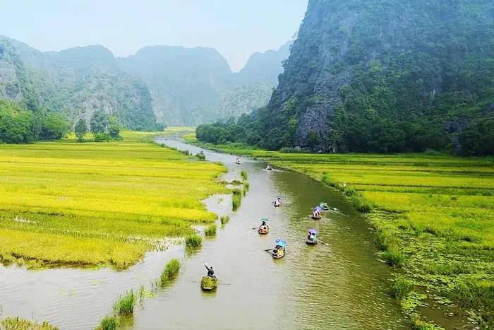 Khám Phá Sông Ngòi Việt Nam: Cảnh Quan & Di Sản Khám Phá Sông Ngòi Việt Nam: Cảnh Quan & Di Sản