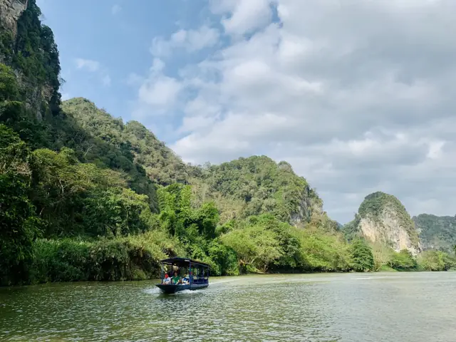 Khám Phá Sông Ngòi Việt Nam: Cảnh Quan & Di Sản