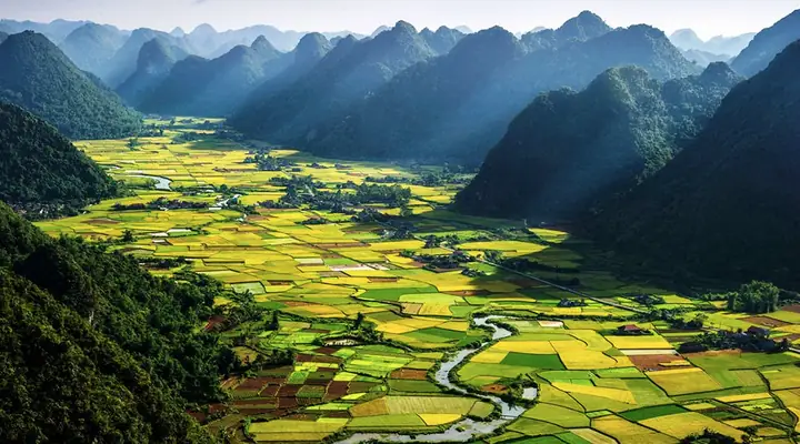 Khám Phá Sông Ngòi Việt Nam: Cảnh Quan & Di Sản Khám Phá Sông Ngòi Việt Nam: Cảnh Quan & Di Sản