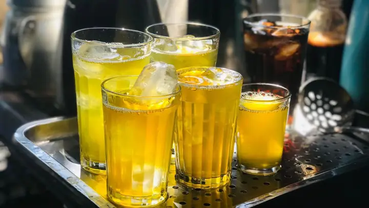 Trà Đá Vỉa Hè: Nét Văn Hóa Độc Đáo Của Đời Sống