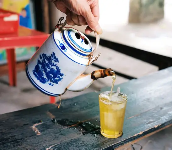 Trà Đá Vỉa Hè: Nét Văn Hóa Độc Đáo Của Đời Sống