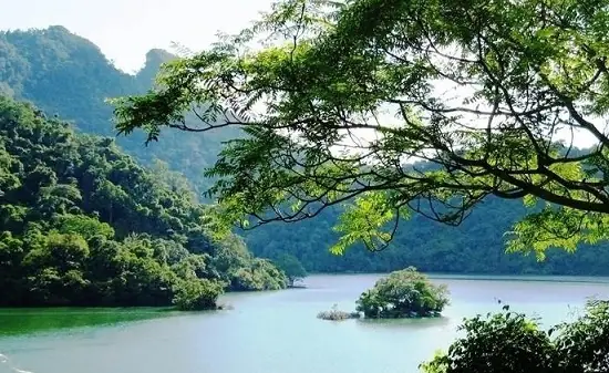 Hồ Ba Bể Bắc Kạn: Cẩm Nang Khám Phá Thiên Nhiên Tuyệt Đẹp Miền Bắc Hồ Ba Bể Bắc Kạn: Cẩm Nang Khám Phá Thiên Nhiên Tuyệt Đẹp Miền Bắc