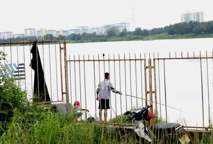 Khám Phá Lịch Sử Và Bí Ẩn Hồ Đá Làng Đại Học