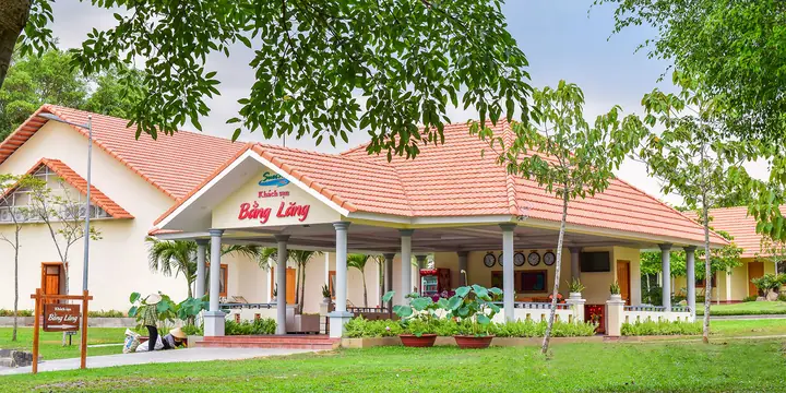 Khách Sạn Bằng Lăng: Tiện Nghi, Giá Và Dịch Vụ