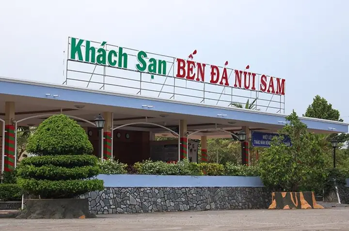 Khách Sạn Bến Đá Núi Sam: Review Chỗ Nghỉ Gần Lăng Miếu