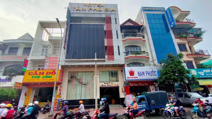 Khám Phá Khách Sạn Tân Phú Gia: Đánh Giá, Giá Phòng & Tiện Nghi