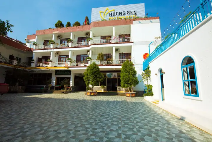Đánh Giá Khách Sạn Hương Sen Mộc Châu: Tiện Nghi, Vị Trí, Giá