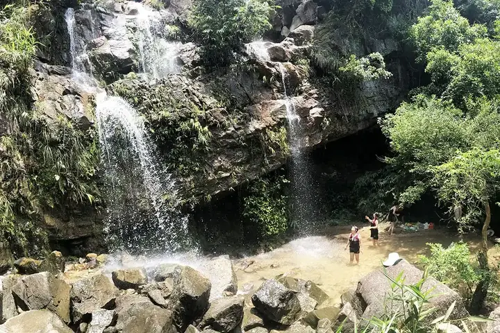 Thác Mơ Quảng Ninh: Khám Phá Vẻ Đẹp Sinh Thái Hoang Sơ
