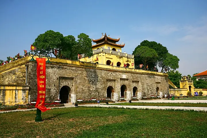 Kiến Trúc Hoàng Thành Thăng Long: Hành Trình Khám Phá Qua Các Thời Đại