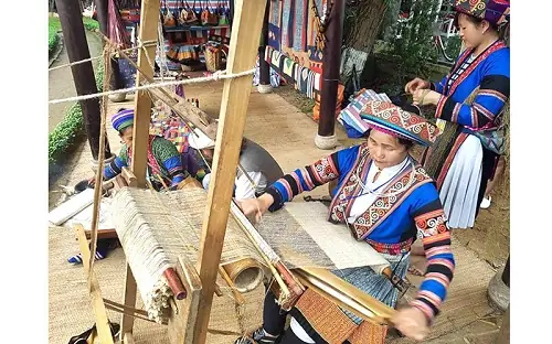 Làng Dệt Thổ Cẩm Lùng Tám: Hành Trình Khám Phá Nghề Thủ Công Truyền Thống