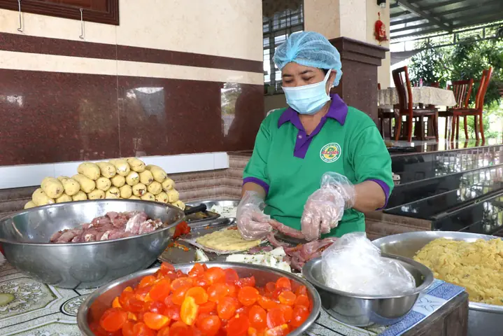 Làng Nghề Bánh Tét Trà Cuôn: Hành Trình Khám Phá Ẩm Thực Truyền Thống