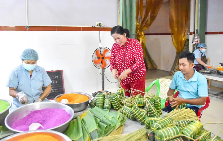 Làng Nghề Bánh Tét Trà Cuôn: Hành Trình Khám Phá Ẩm Thực Truyền Thống Làng Nghề Bánh Tét Trà Cuôn: Hành Trình Khám Phá Ẩm Thực Truyền Thống