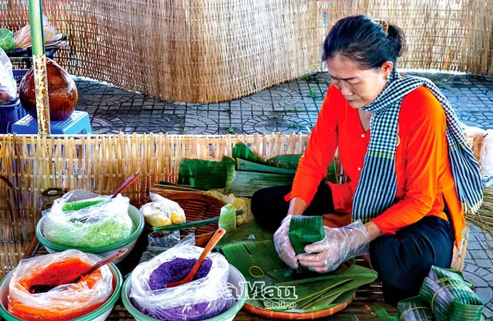 Làng Nghề Bánh Tét Trà Cuôn: Hành Trình Khám Phá Ẩm Thực Truyền Thống Làng Nghề Bánh Tét Trà Cuôn: Hành Trình Khám Phá Ẩm Thực Truyền Thống