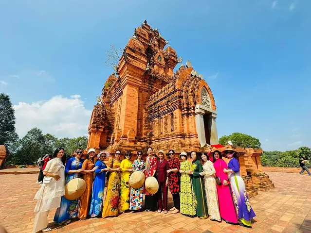 Làng Văn Hóa 54 Dân Tộc: Cẩm Nang Tham Quan Toàn Diện