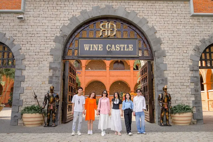 Lâu Đài Rượu Vang Phan Thiết: Kiến Trúc, Giá Vé & Trải Nghiệm Lâu Đài Rượu Vang Phan Thiết: Kiến Trúc, Giá Vé & Trải Nghiệm