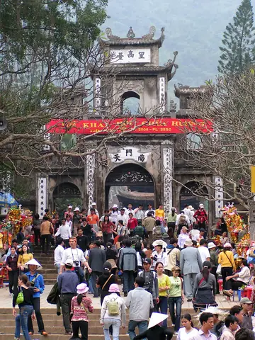 Lễ Chùa Hương Gồm Những Gì? Tổng Tất Tần Tật Các Nghi Lễ Và Hoạt Động Lễ Chùa Hương Gồm Những Gì? Tổng Tất Tần Tật Các Nghi Lễ Và Hoạt Động