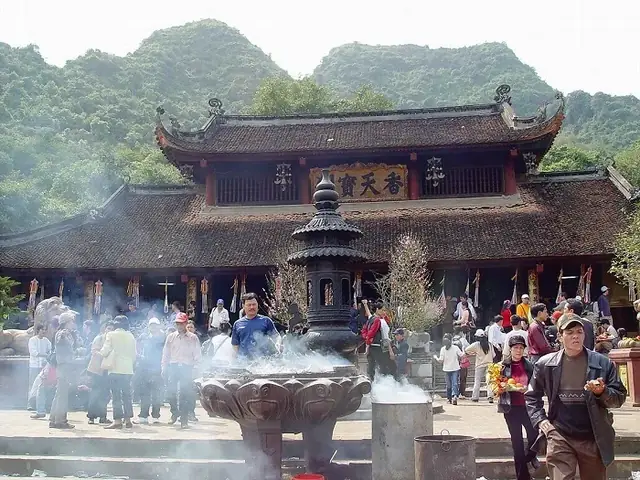 Lễ Hội Chùa Hương Ở Đâu? Tổng Tất Tần Tật Vị Trí, Cách Đi Và Lộ Trình Tham Quan Lễ Hội Chùa Hương Ở Đâu? Tổng Tất Tần Tật Vị Trí, Cách Đi Và Lộ Trình Tham Quan