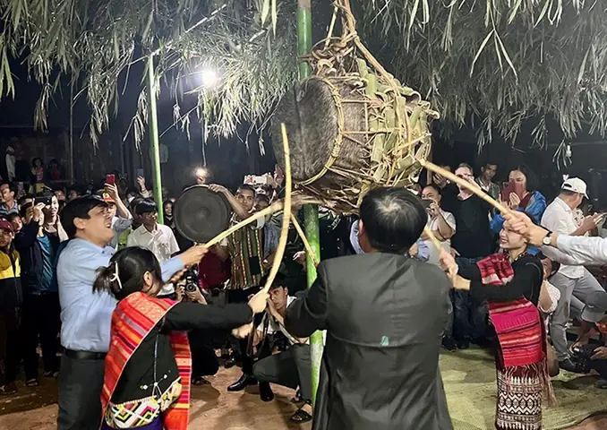 Lễ Hội Đập Trống Của Người Ma Coong: Hành Trình Khám Phá Nét Đẹp Văn Hóa Độc Nhất Lễ Hội Đập Trống Của Người Ma Coong: Hành Trình Khám Phá Nét Đẹp Văn Hóa Độc Nhất