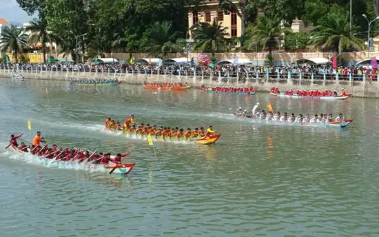 Cẩm Nang Trải Nghiệm Lễ Hội Đua Thuyền Truyền Thống Phan Thiết: Từ Bến Cũ Đến Khát Vọng Vươn Khơi Cẩm Nang Trải Nghiệm Lễ Hội Đua Thuyền Truyền Thống Phan Thiết: Từ Bến Cũ Đến Khát Vọng Vươn Khơi