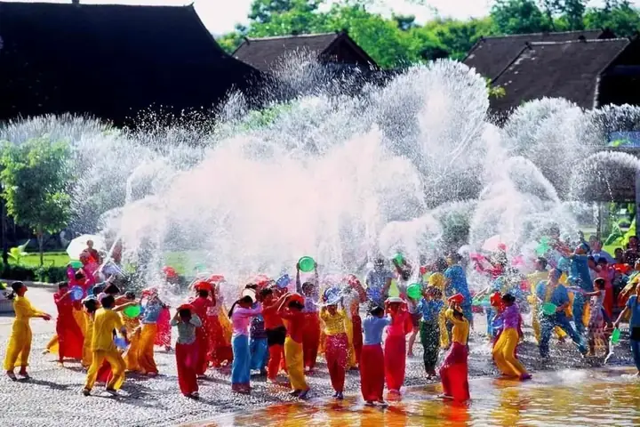 Lễ Hội Té Nước Songkran Thái Lan: Cẩm Nang Trải Nghiệm Đầy Đủ Cho Người Mới