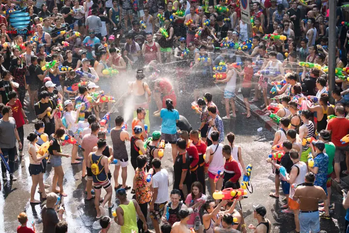 Lễ Hội Té Nước Songkran Thái Lan: Cẩm Nang Trải Nghiệm Đầy Đủ Cho Người Mới