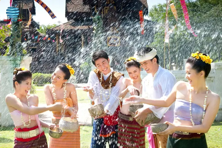 Lễ Hội Té Nước Songkran Thái Lan: Cẩm Nang Trải Nghiệm Đầy Đủ Cho Người Mới