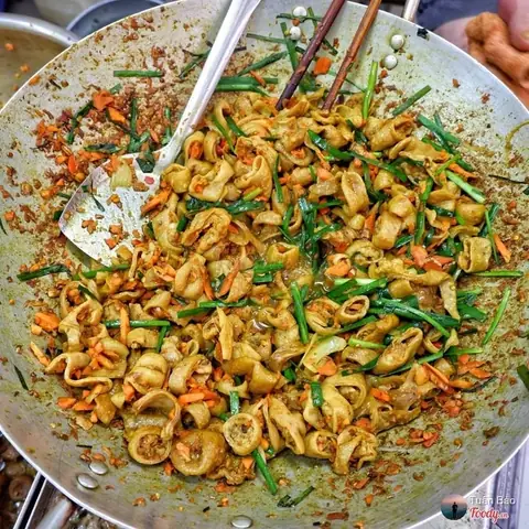 Lòng Xào Nghệ Chợ Bà Hoa: Hương Vị Đường Phố Đáng Nhớ