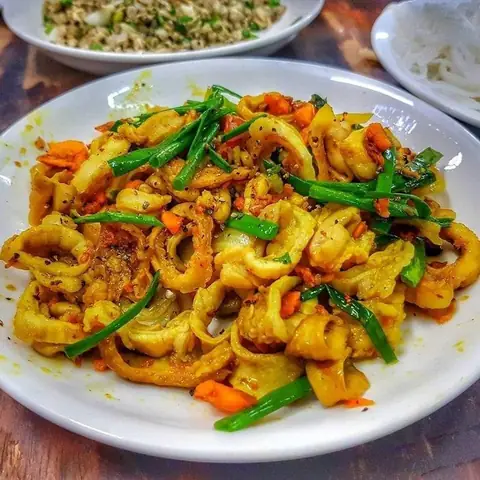 Lòng Xào Nghệ Chợ Bà Hoa: Hương Vị Đường Phố Đáng Nhớ