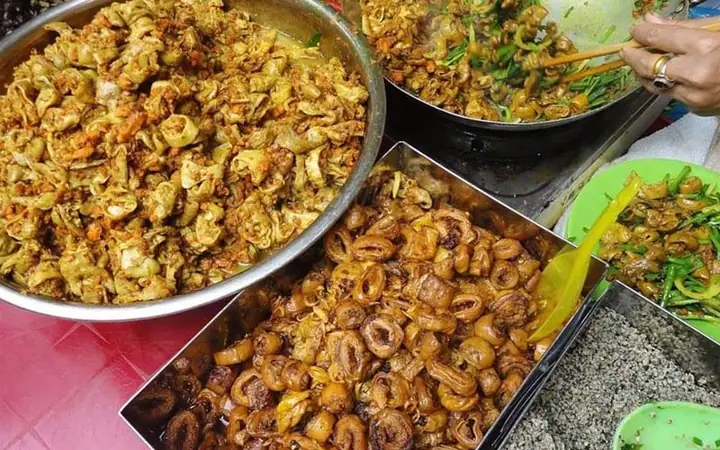 Lòng Xào Nghệ Chợ Bà Hoa: Hương Vị Đường Phố Đáng Nhớ