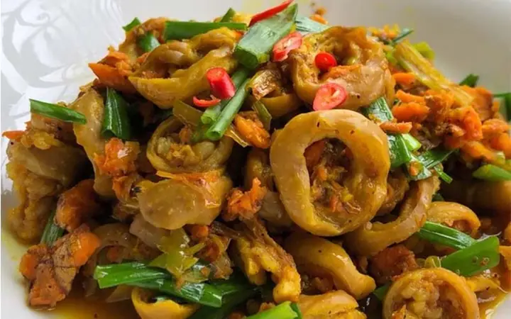 Lòng Xào Nghệ Chợ Bà Hoa: Hương Vị Đường Phố Đáng Nhớ