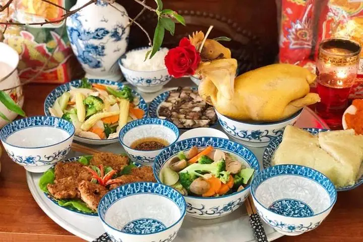 Mâm Cơm Cúng Chiều 30 Tết: Trải Nghiệm Văn Hóa Tết Việt Từ Góc Độ Du Lịch Mâm Cơm Cúng Chiều 30 Tết: Trải Nghiệm Văn Hóa Tết Việt Từ Góc Độ Du Lịch