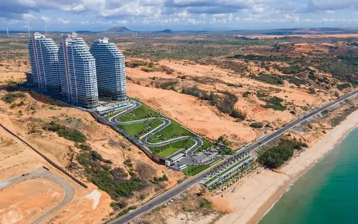 Đánh Giá Chi Tiết Apec Mandala Chăm Bay Mũi Né Resort: Trải Nghiệm Nghỉ Dưỡng Độc Đáo Giữa Lòng Bãi Cát